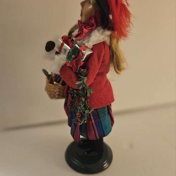 BYERS CHOICE GIRL CAROLER 2003 VICTORIA  25TH ANNIVERSARY  Wreath Present Basket - Picture 7 of 10